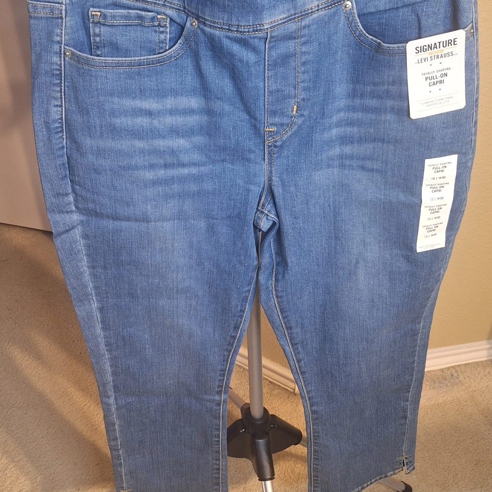 NWT Signature Levi Strauss Women's Pull On Capri Totally Shaping. Size 10 - Picture 3 of 7